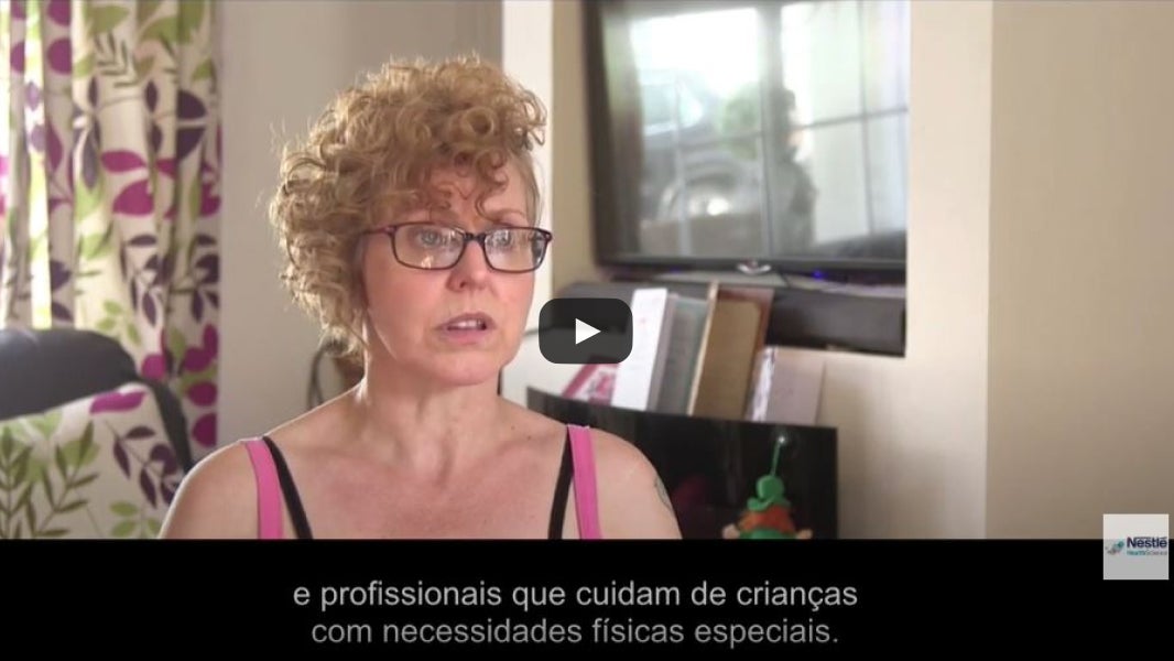 Mulher falando sobre cuidados especiais para crianças.