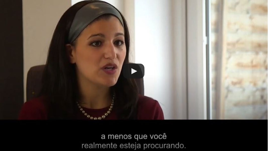 Pessoa dando uma entrevista com legendas em português.