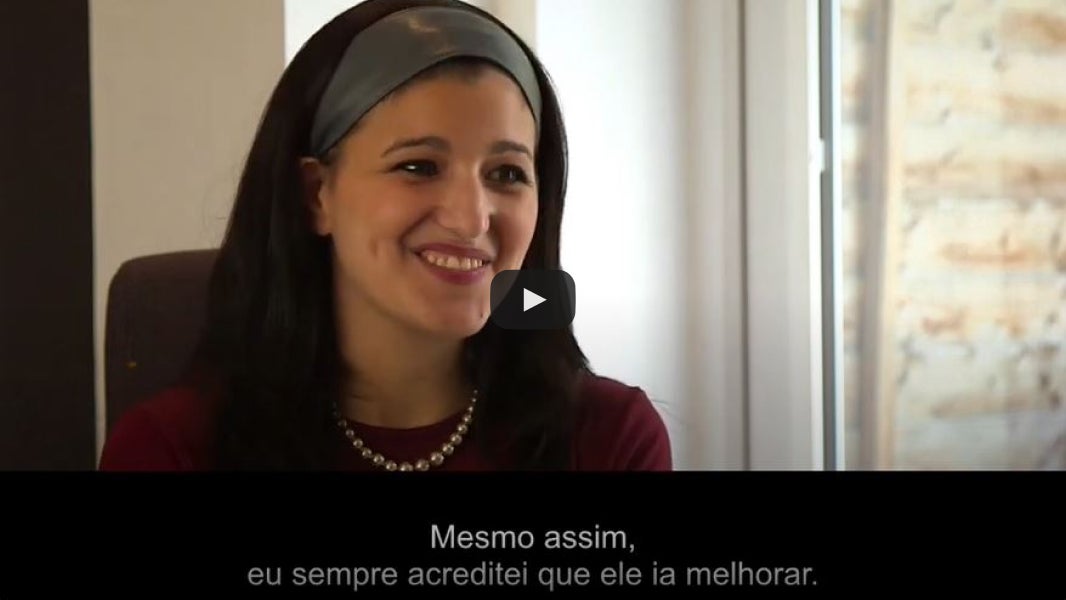 Pessoa de cabelo escuro e blusa vermelha com legenda em português.