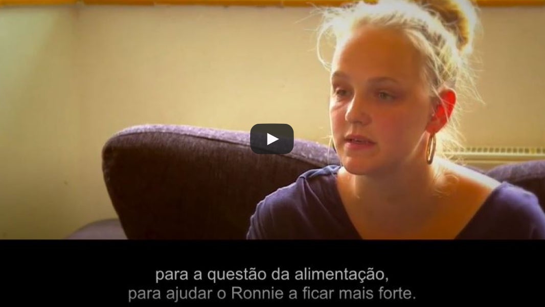 Pessoa falando sobre alimentação e ajudando Ronnie a ficar mais forte.