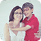 Mãe e filho abraçados e sorrindo.